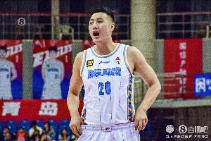 队长以身作则！翟晓川狂抢9个前场篮板 替补4中1&amp;6罚5中拿7分12板